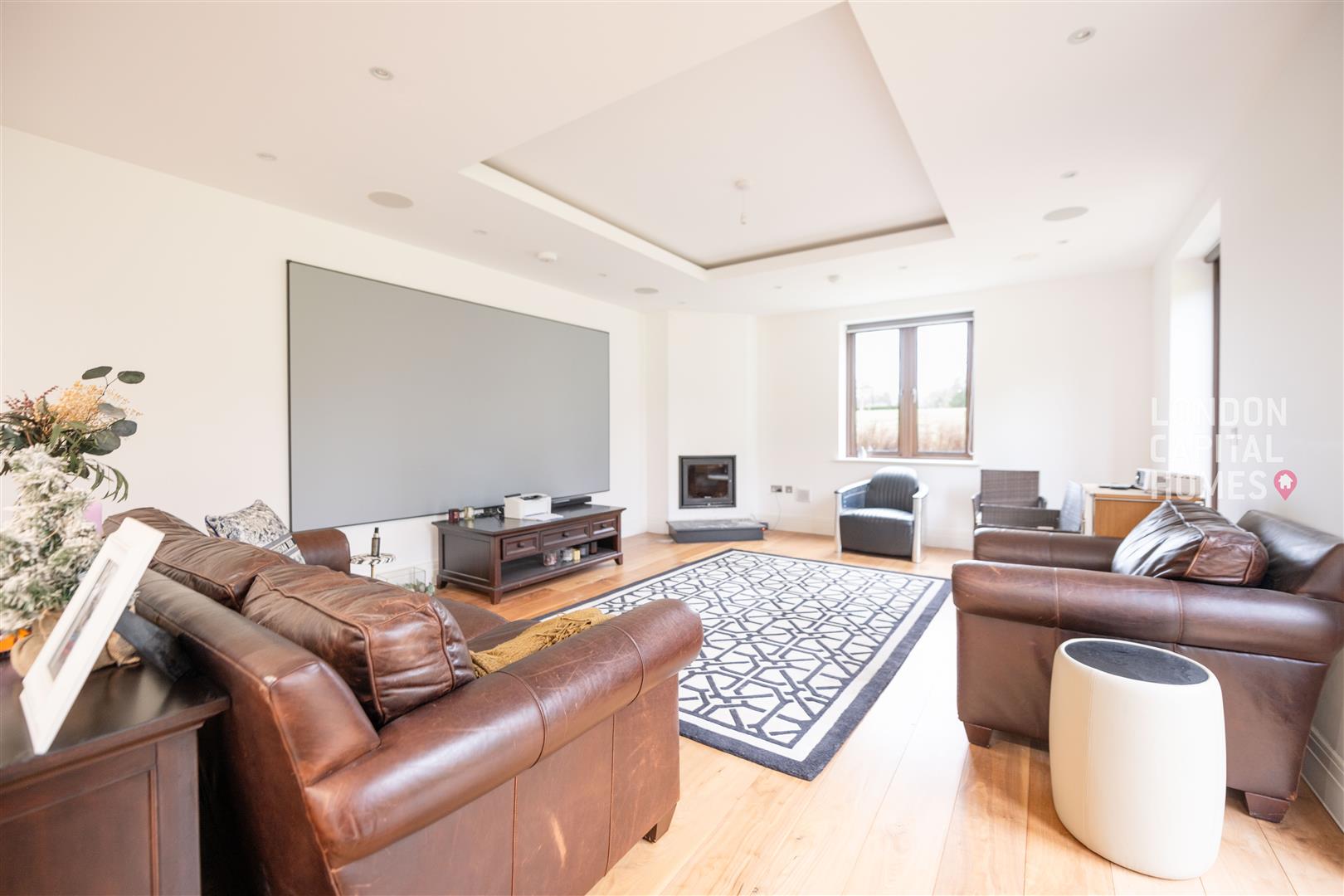 5 bed property in Duchess Crescent, Stanmore